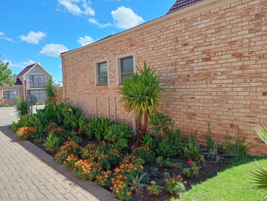 2 Bedroom Property for Sale in Langenhovenpark Free State